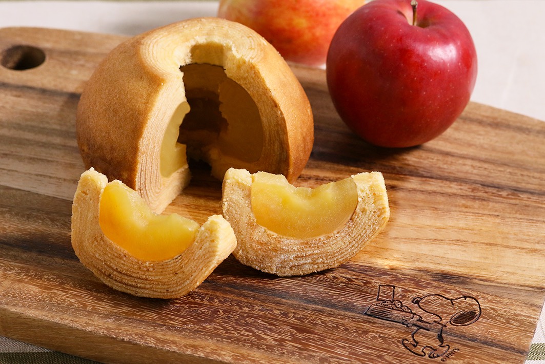 国産りんごと新鮮たまごをたっぷり使った贅沢な「PEANUTS Cafe アップルバウムクーヘン」が新登場！