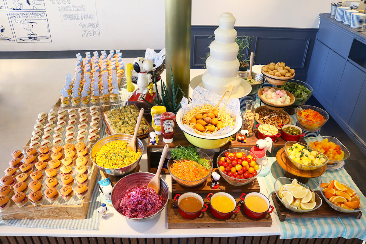 待望の復活！スヌーピーのミニバーガーやデリ、デザート食べ放題が「PEANUTS DINER 横浜」に登場！