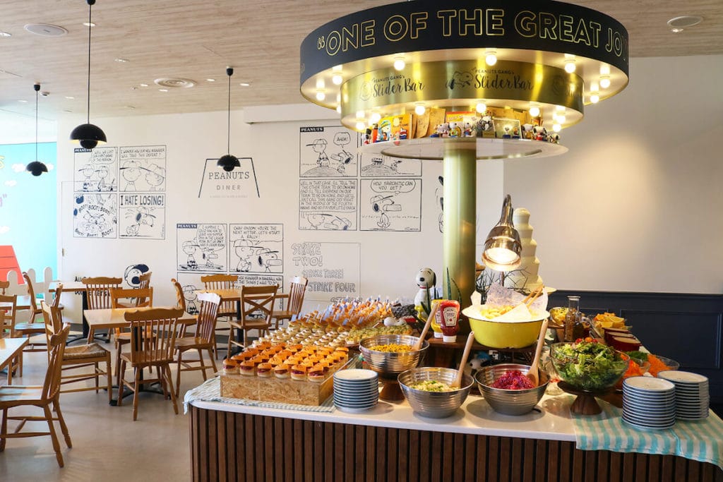 待望の復活！スヌーピーのミニバーガーやデリ、デザート食べ放題が「PEANUTS DINER 横浜」に登場！ PEANUTS DINER