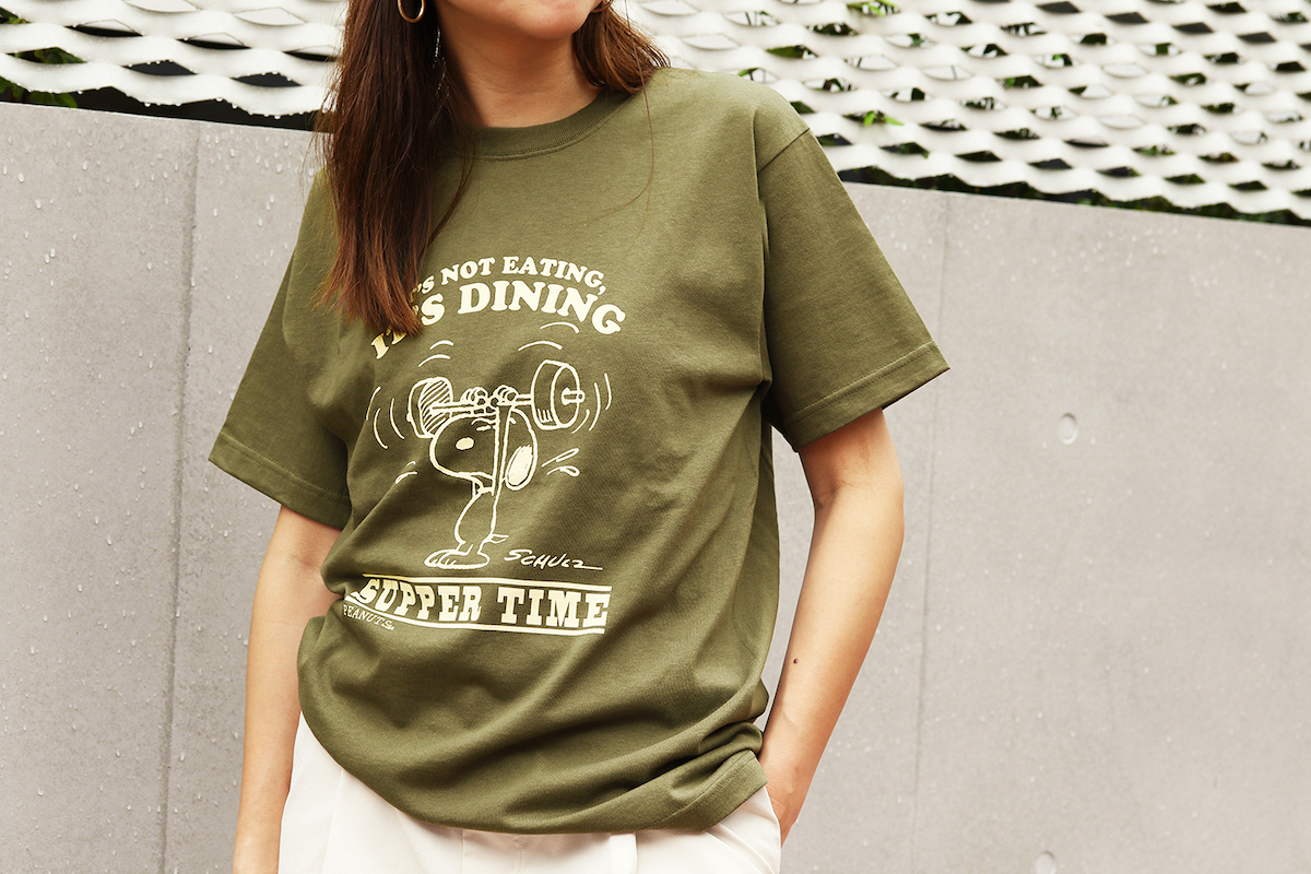 PEANUTS Cafe オリジナルTシャツ “LIFTING” （ホワイト、ブラック、カーキ